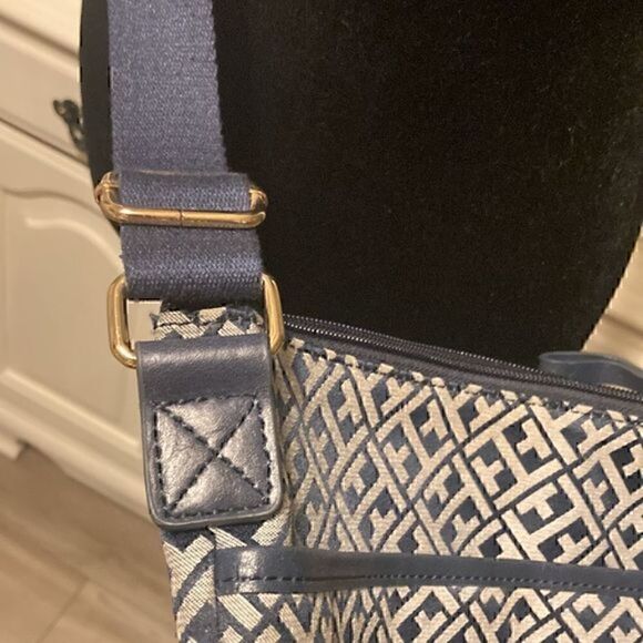 Tommy Hilfiger crossbody     - Picture 3 of 10